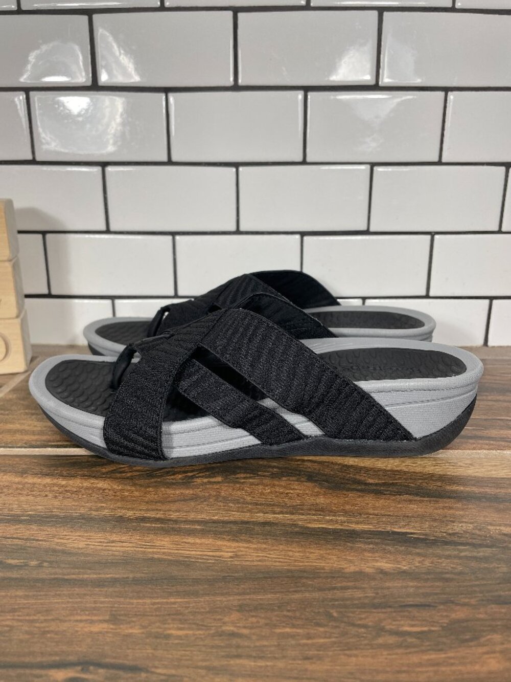 BareTraps Diana Shoes Womens Size 6 Black Gray Slip On Strappy Thong Sandals